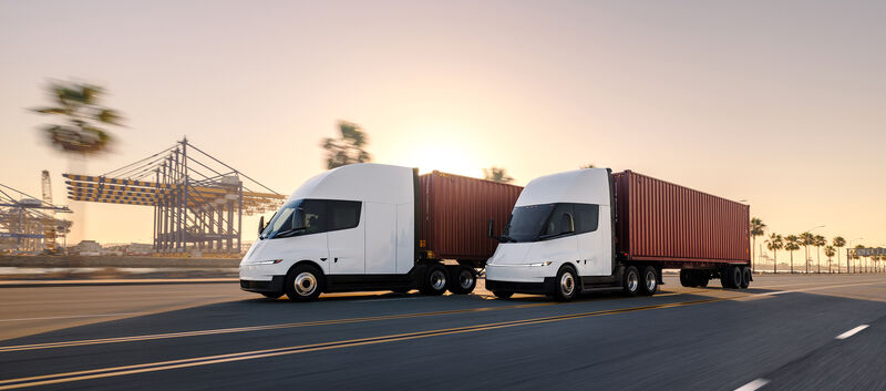 Zwei Tesla-Lkw fahren nebeneinander her.