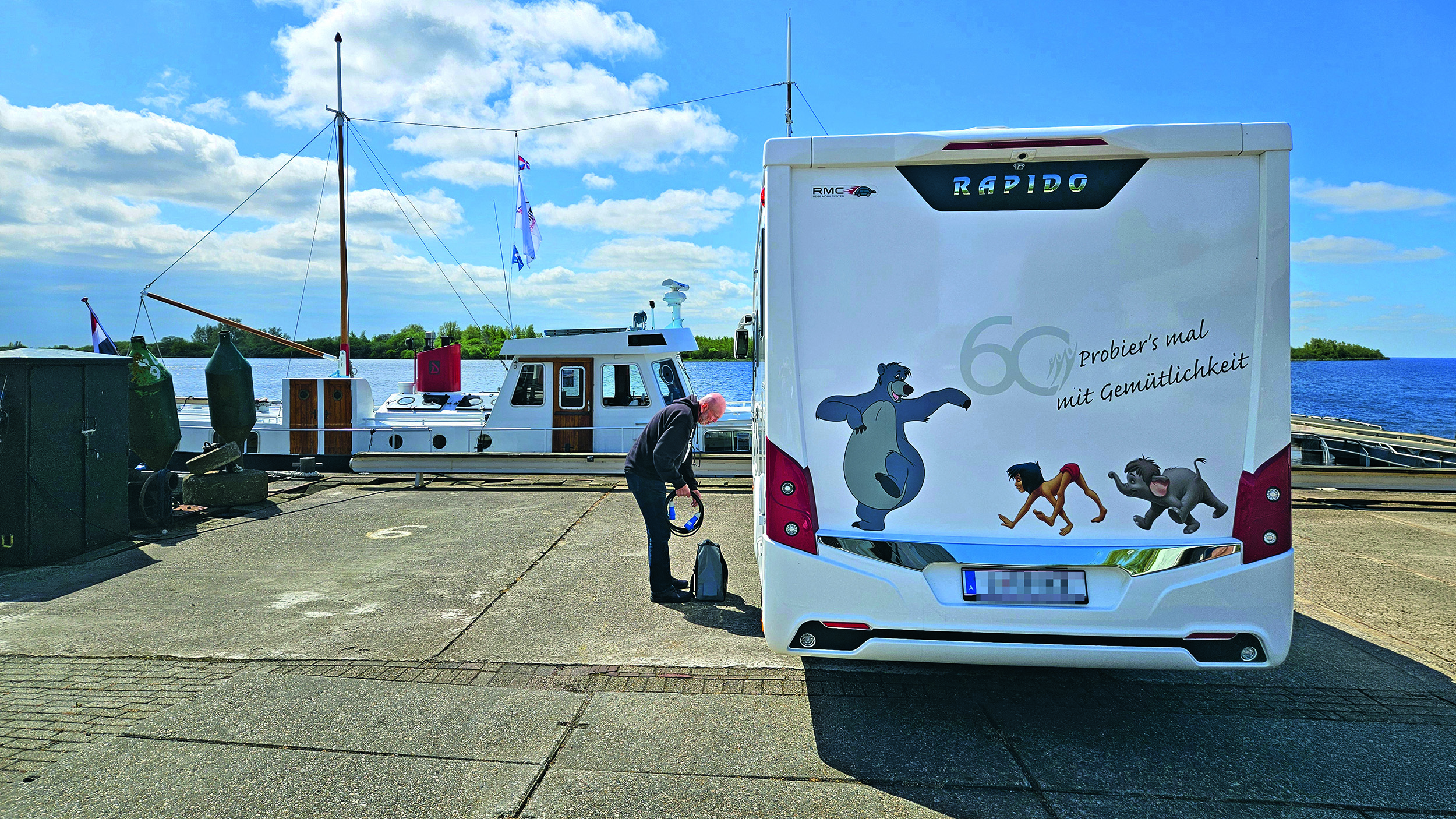 Ein ÖAMTC-Mitglied mit seinem Wohnmobil am Meer.