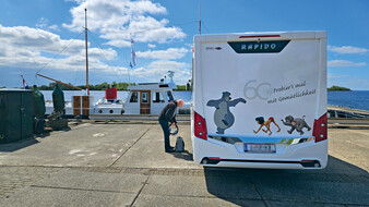 Ein ÖAMTC-Mitglied mit seinem Wohnmobil am Meer.