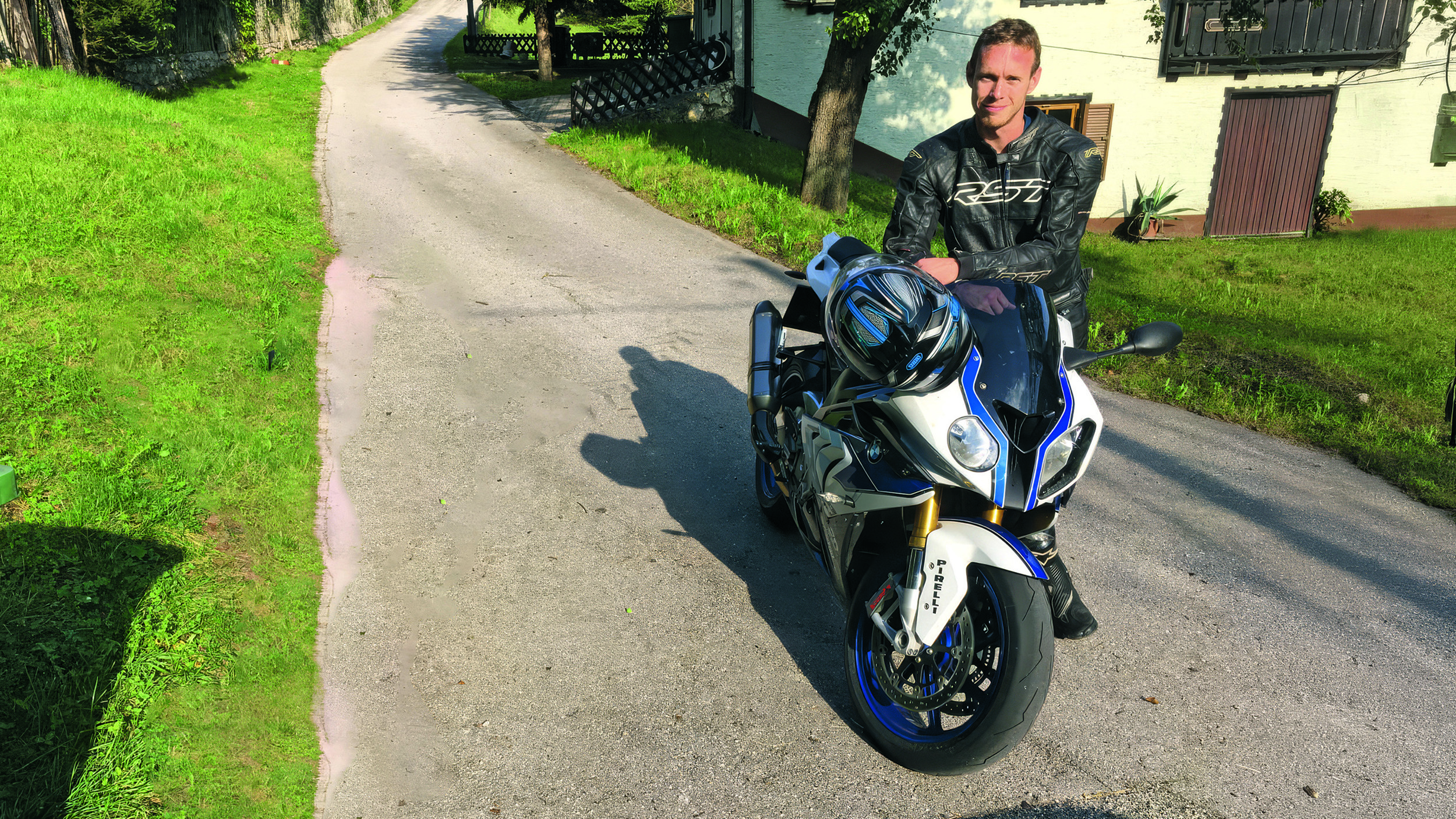 Ein ÖAMTC-Mitglied mit seinem Sport-Motorrad.