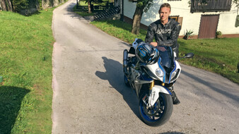 Ein ÖAMTC-Mitglied mit seinem Sport-Motorrad.