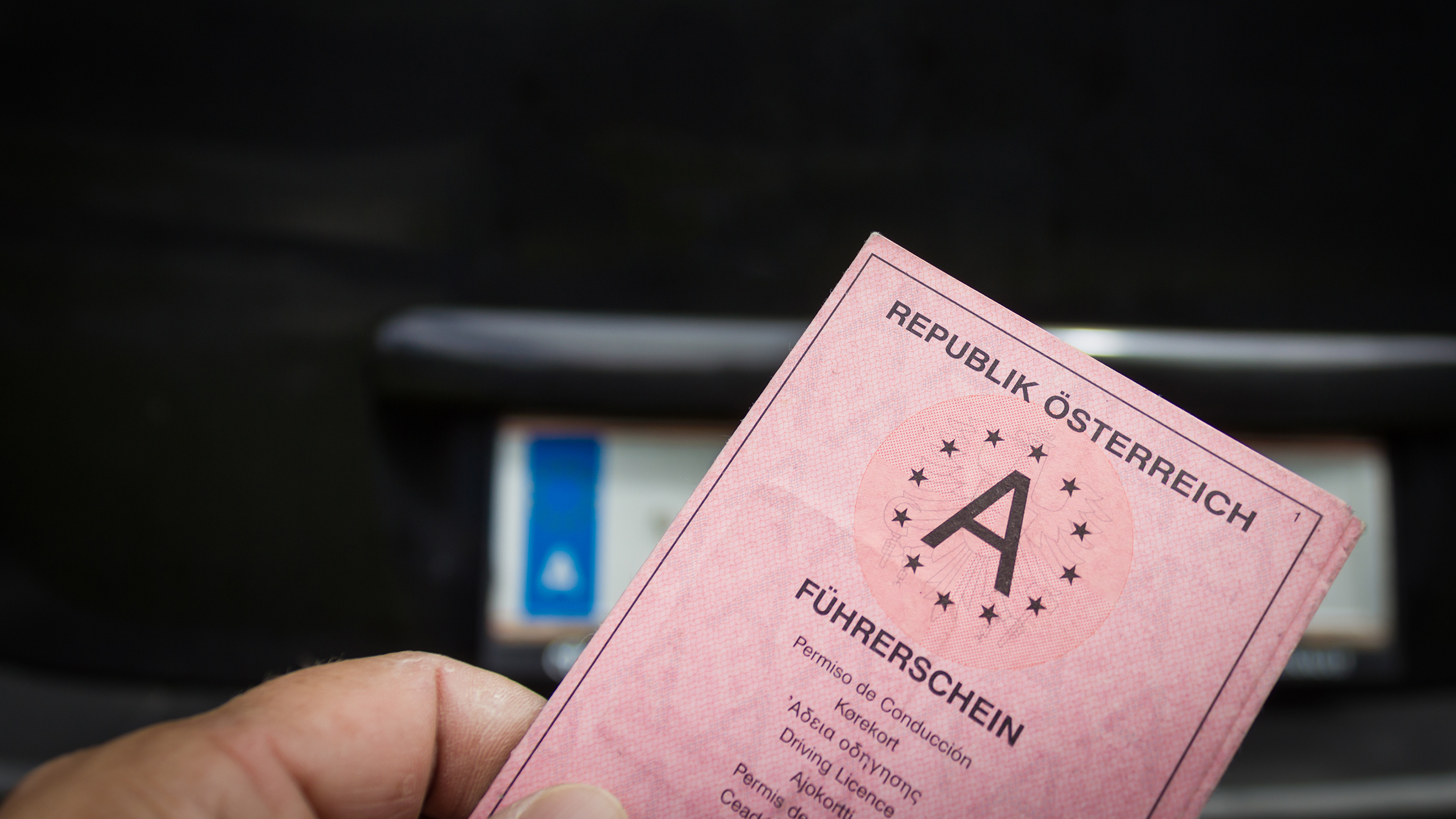 Ein alter Papierführerschein aus Österreich.