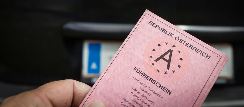 Ein alter Papierführerschein aus Österreich.