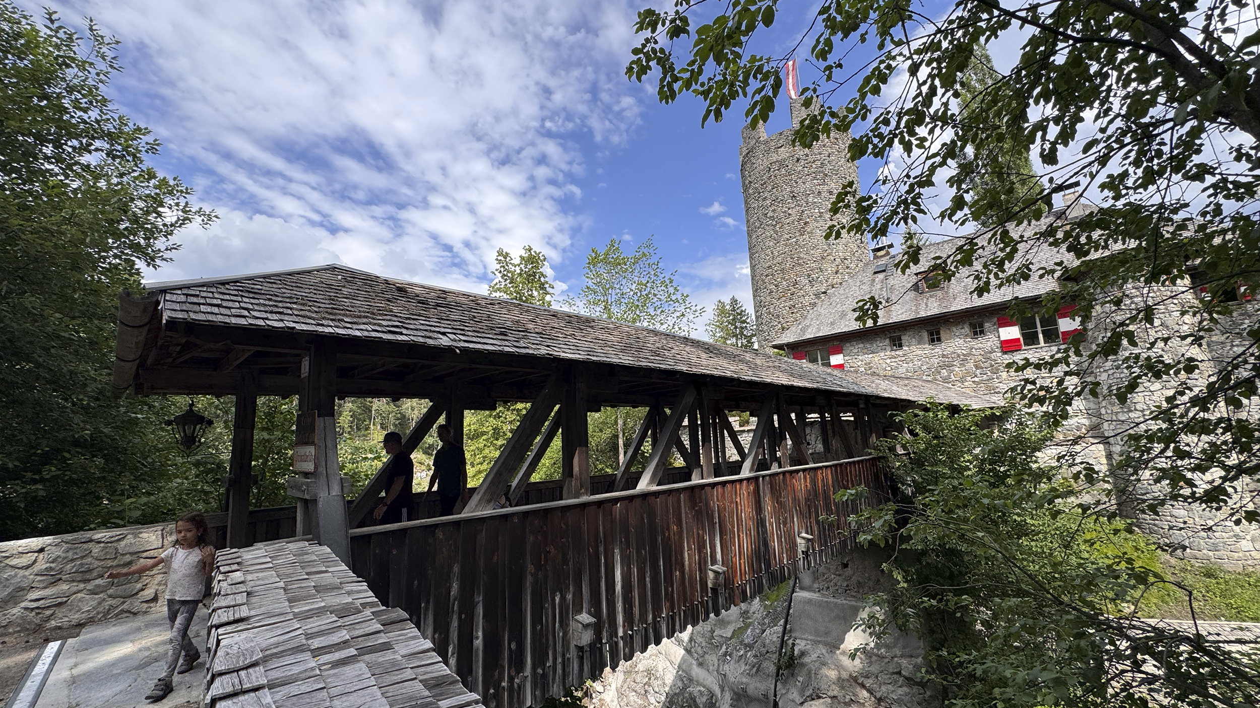 Burg mit Verbindungsbrücke aus Holz.