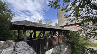 Burg mit Verbindungsbrücke aus Holz.