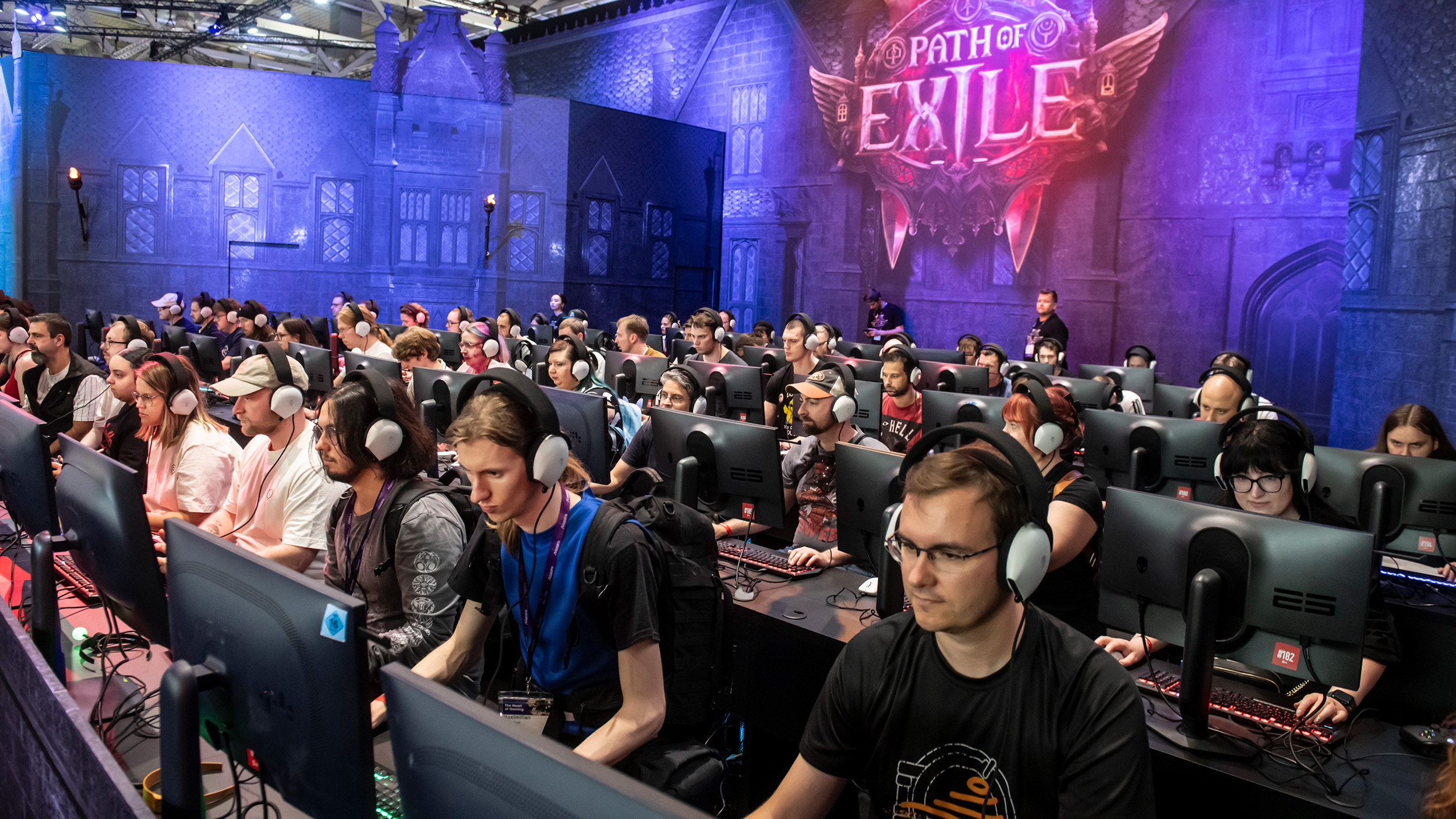 Bild von der gamescom, man sieht Spieler:innen an PCs. Stand: Path of Exile, Halle 6Booth: Path of Exile, Hall 6