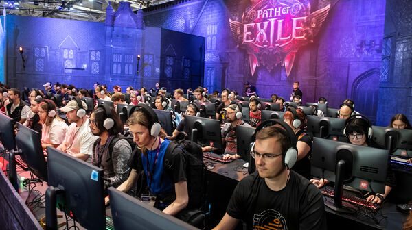 Bild von der gamescom, man sieht Spieler:innen an PCs. Stand: Path of Exile, Halle 6Booth: Path of Exile, Hall 6
