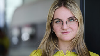 Portraitfoto einer jungen KFZ-Technikerin/Lehrling.