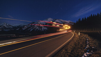 eine Straße bei Nacht.