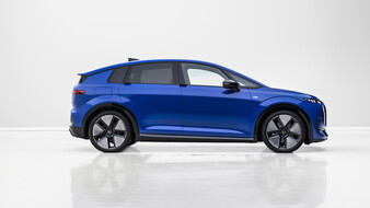 Seitenansicht eines blauen Audi A2 e-tron, der in einem weißen Studio steht.