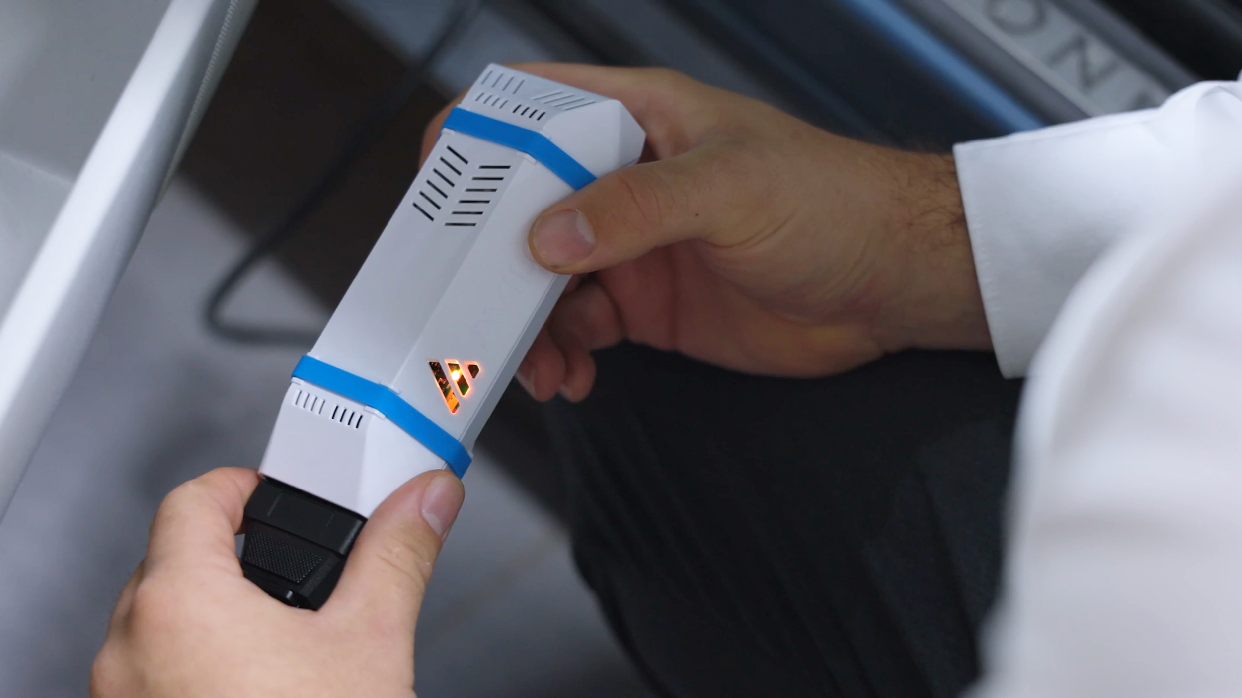 Ein Aviloo-Batterietestgerät wird an ein Auto angeschlossen.