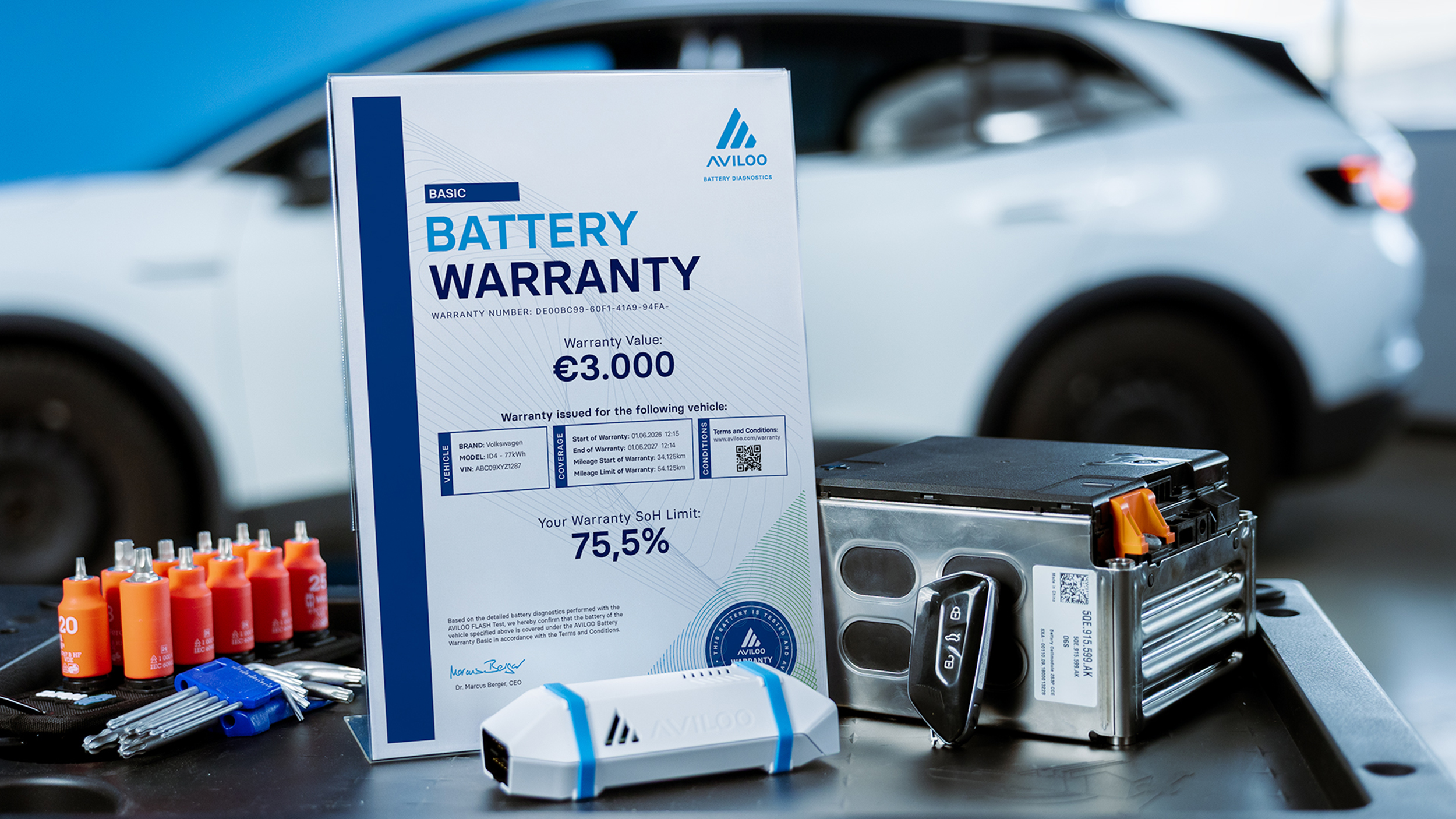 Ein Aviloo-Batteriezertifikat neben einem Testgerät und einer Batteriezelle, im Hintergrund ein weißes Auto.