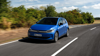 Ein blauer VW ID Polo fährt auf der Landstraße