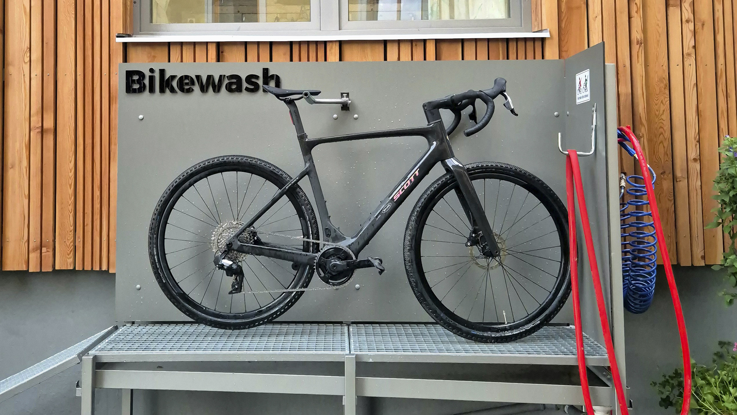 Gravelbike steht in einer Waschkoje