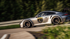 Im Bild eines auf der Strecke fahrenden Porsches mit dem Logo der Experience World Saalfelden