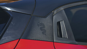 Detail der schwarzen C-Säule des Alfa Romeo Junior mit Alfa-Logo als Designelement.