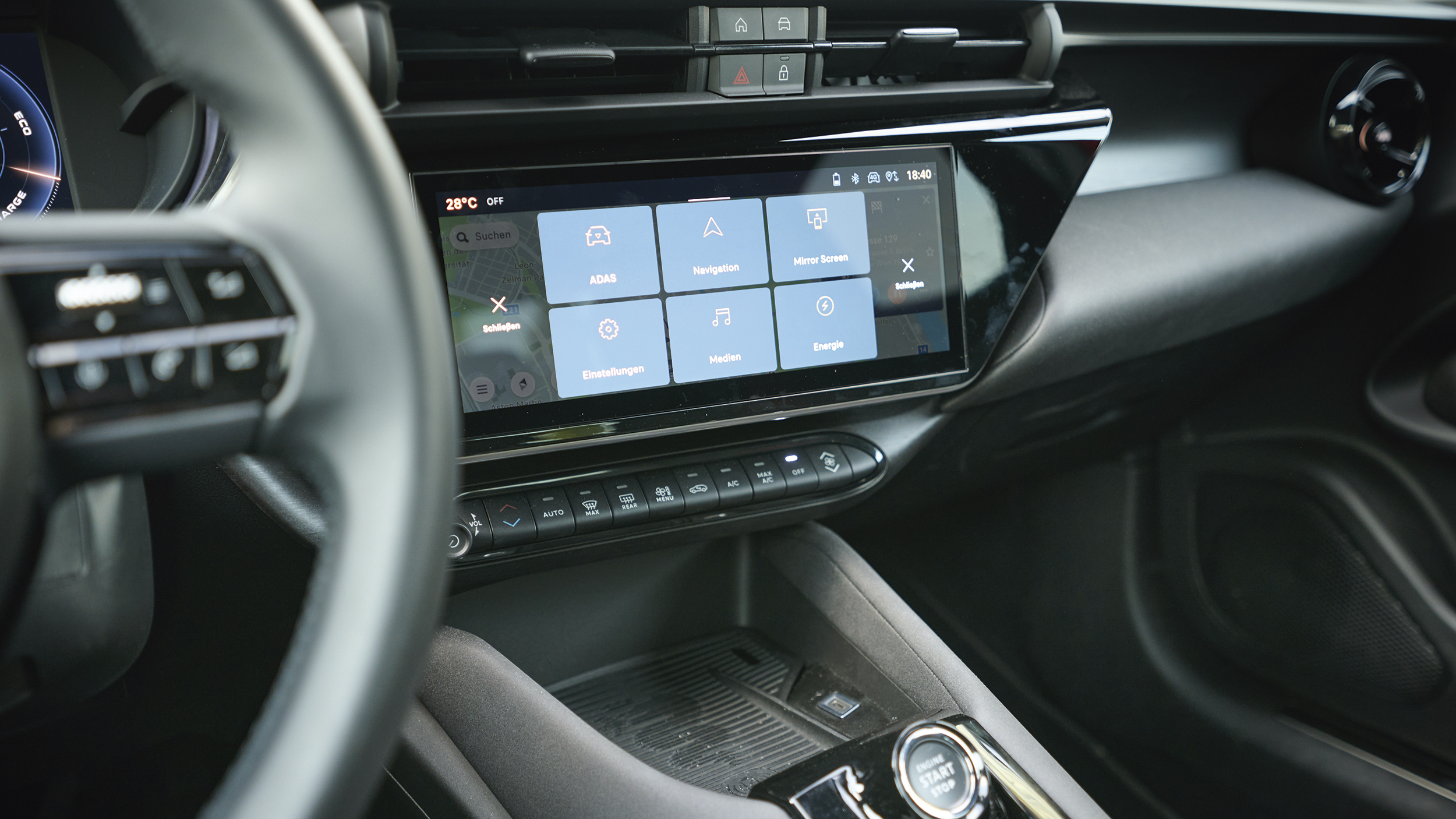 Infotainment-Touchscreen des Alfa Romeo Junior mit Navigation und Fahrzeugmenü. Darunter die Reihe der Klimaanlagen-Tasten.