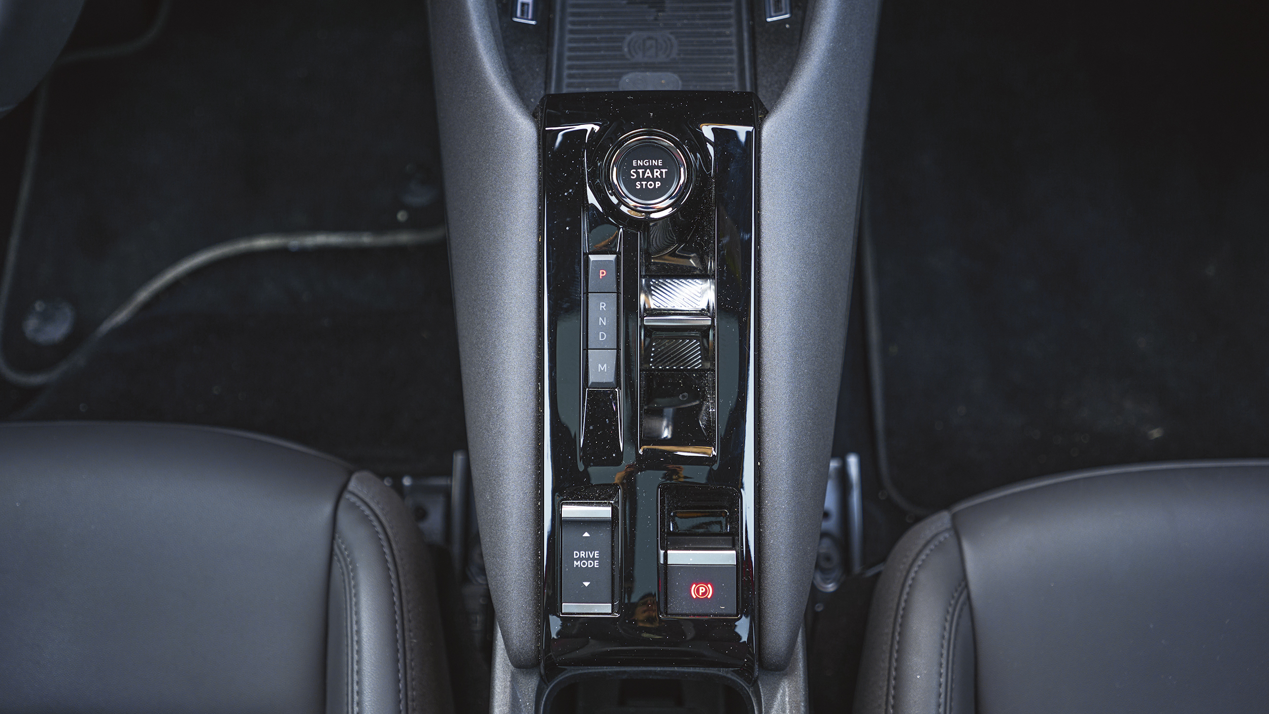 Mittelkonsole des Alfa Romeo Junior mit Startknopf, Gangwahl-Schalter und Fahrmodus-Taste.