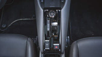 Mittelkonsole des Alfa Romeo Junior mit Startknopf, Gangwahl-Schalter und Fahrmodus-Taste.