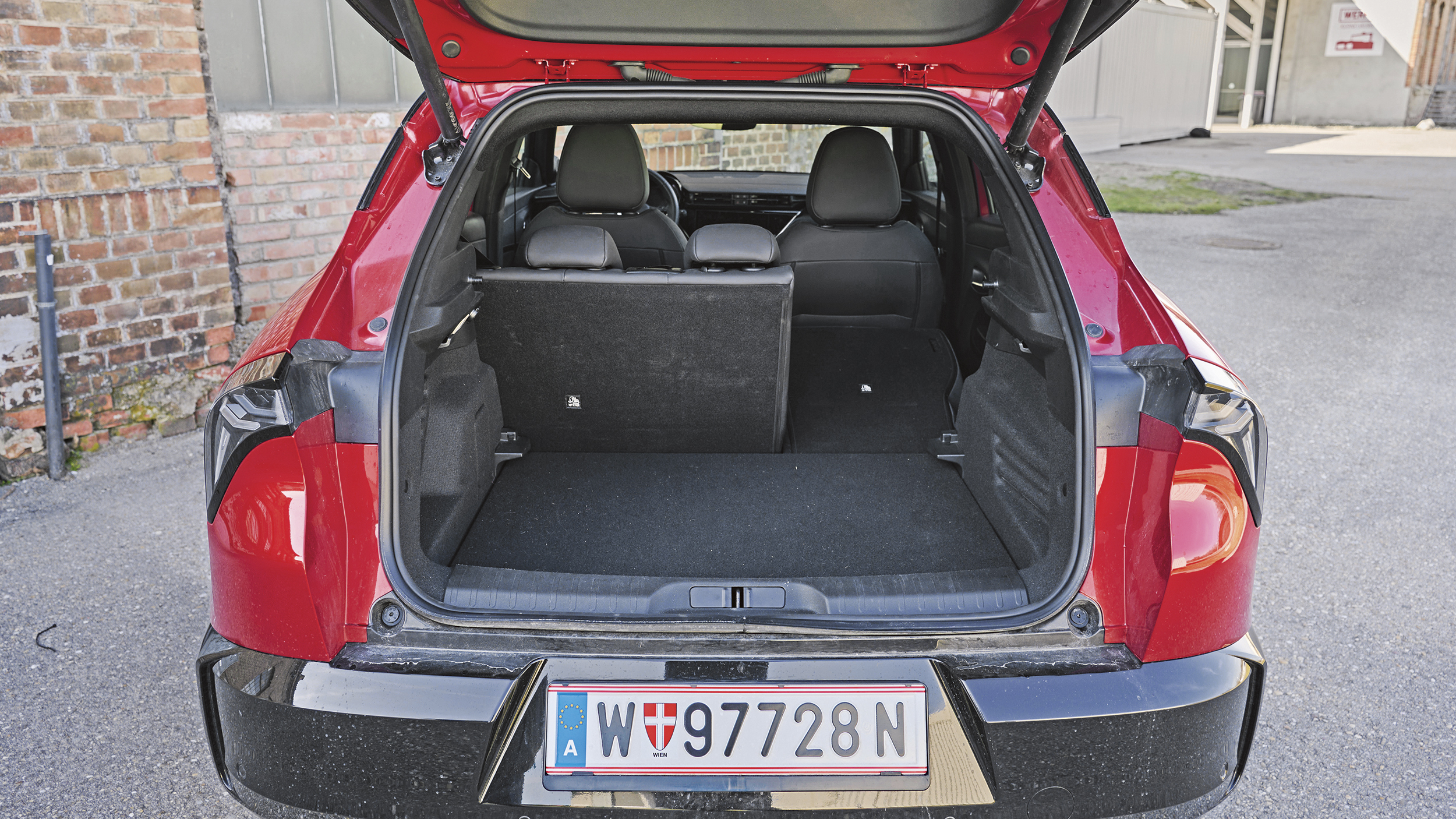 Offener Kofferraum des Alfa Romeo Junior Ibrida.