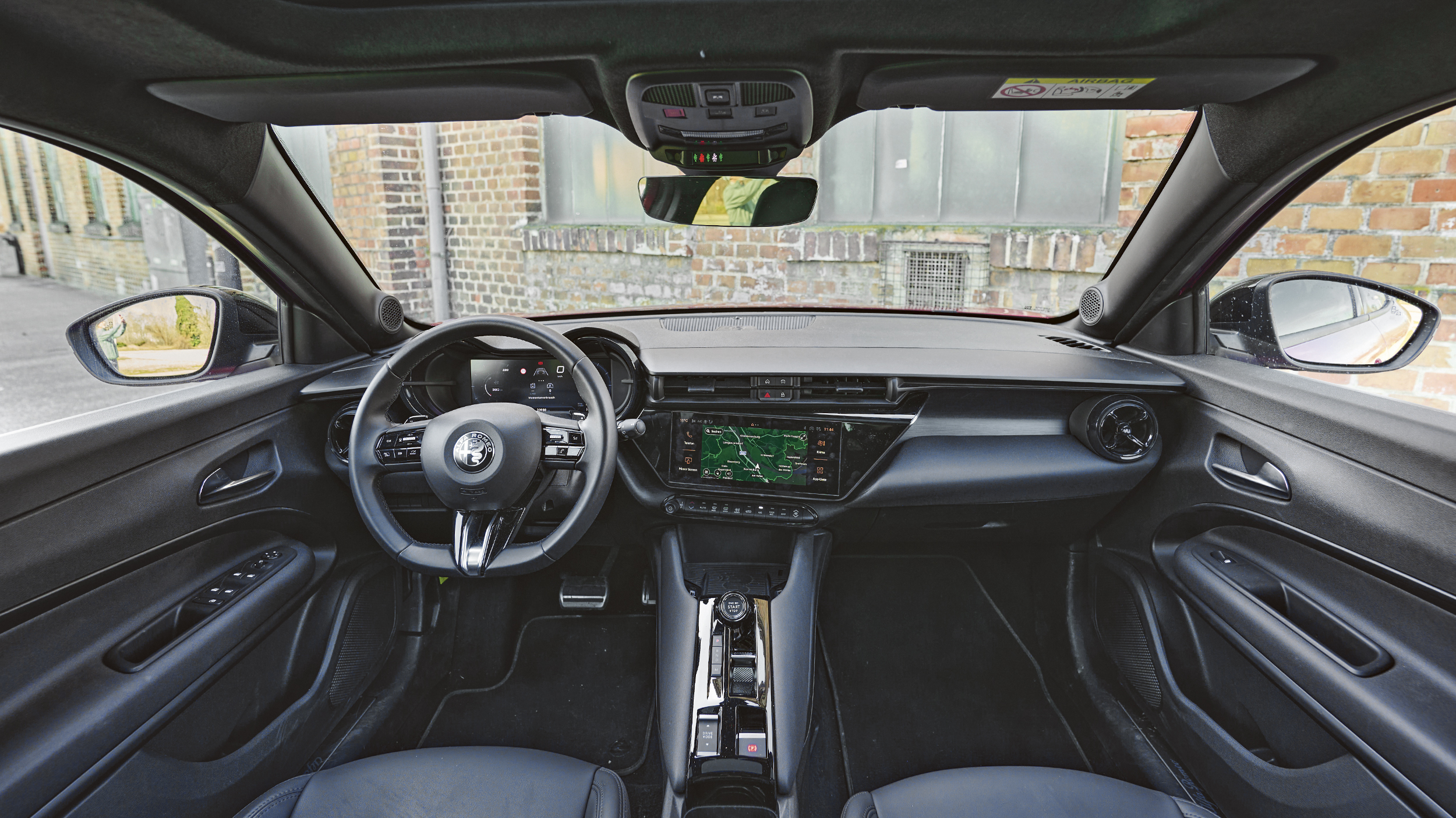 Cockpit des Alfa Romeo Junior mit Digitalinstrumenten und zentralem Touchscreen.
