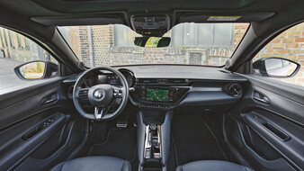 Cockpit des Alfa Romeo Junior mit Digitalinstrumenten und zentralem Touchscreen.