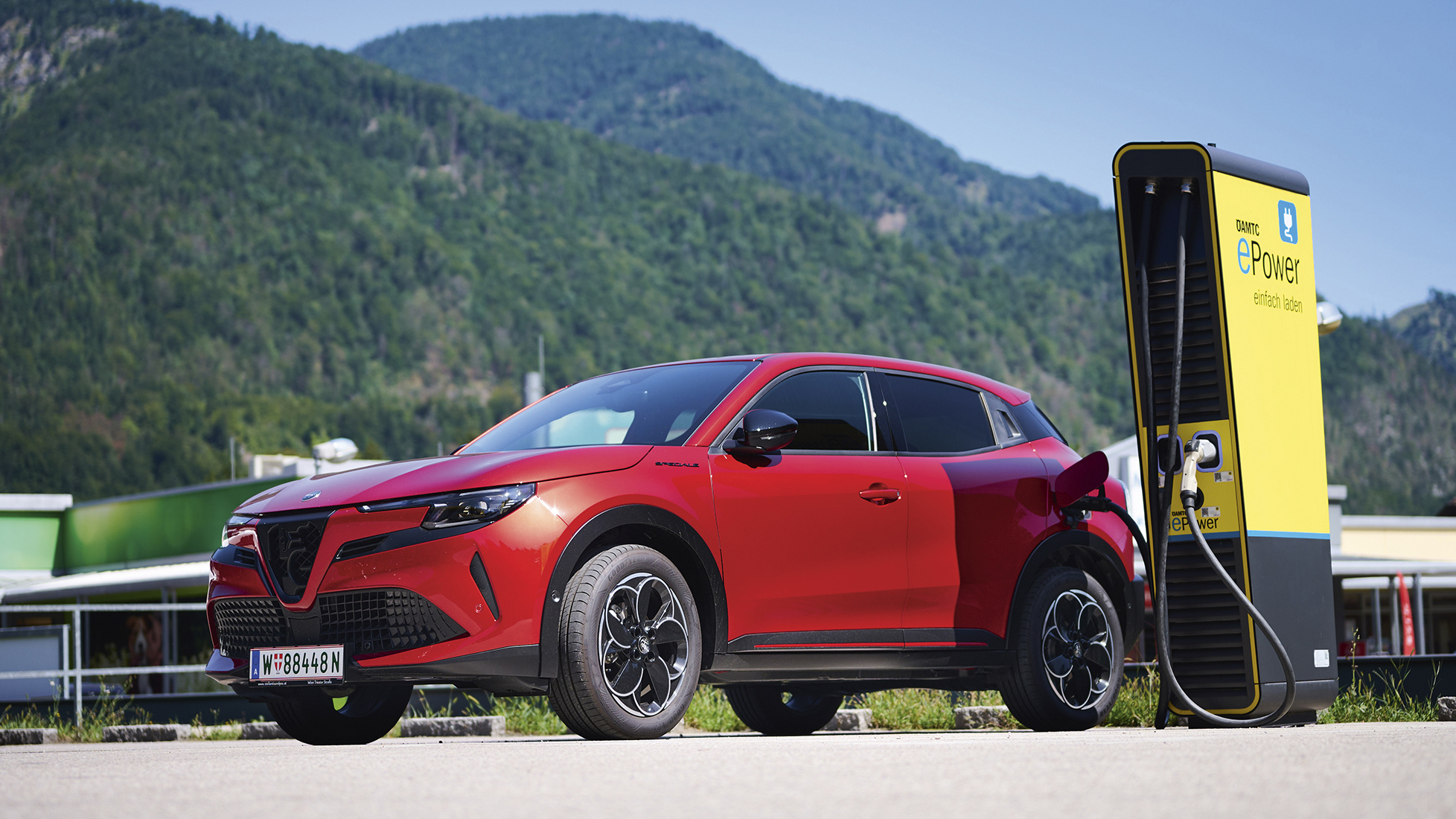 Alfa Romeo Junior Elettrica wird an einer ÖAMTC e-Power-Ladesäule geladen.
