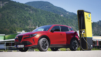 Alfa Romeo Junior Elettrica wird an einer ÖAMTC e-Power-Ladesäule geladen.