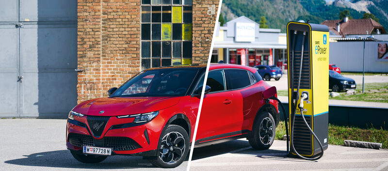 Alfa Romeo Junior Ibrida und Junior Elettrica an einer öffentlichen Ladesäule.