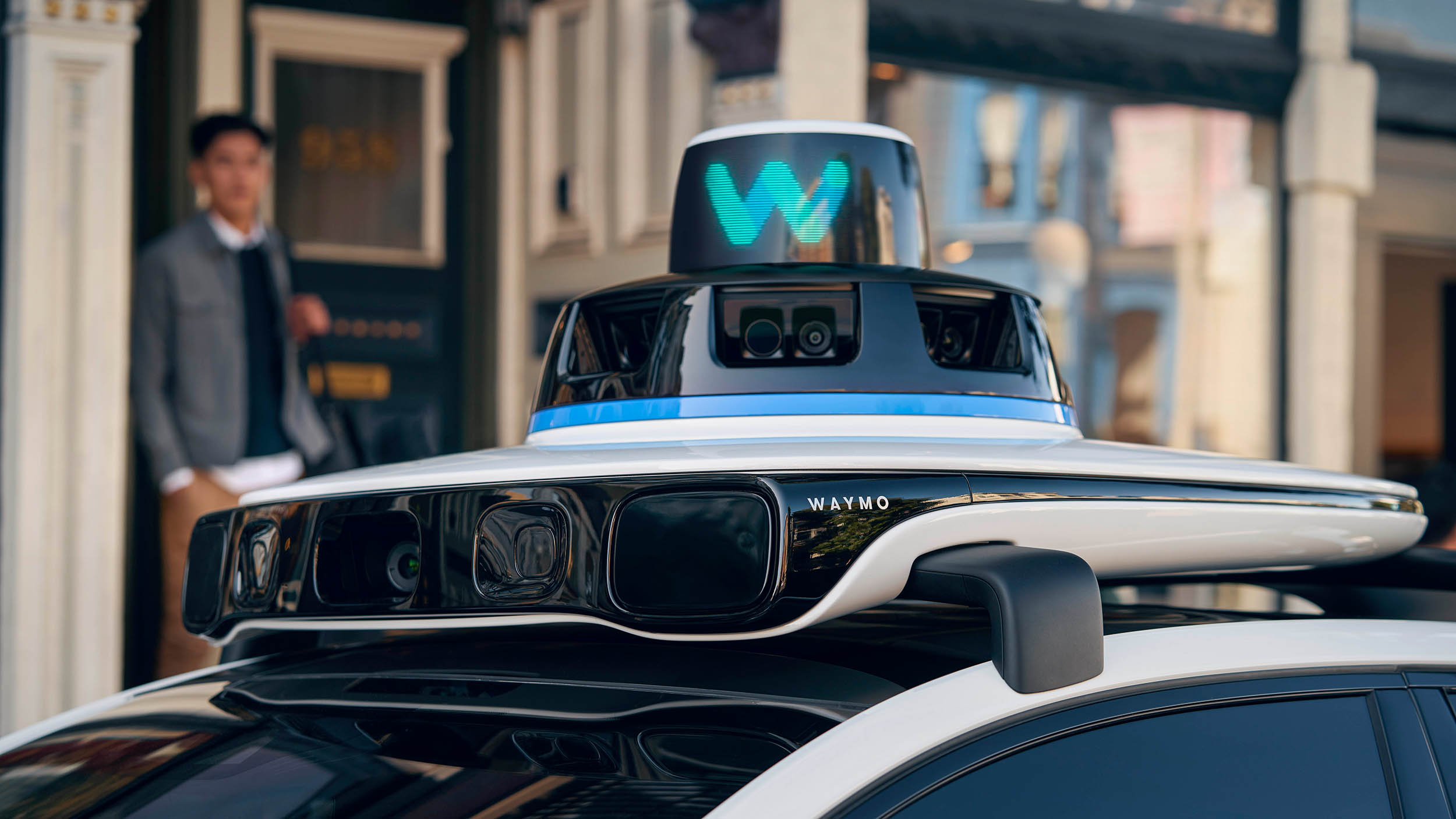 Technische Aufbauten für autonomes Fahren auf einem Auto.