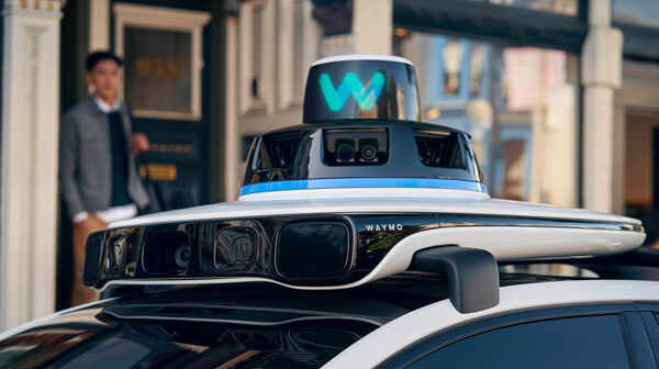 Technische Aufbauten für autonomes Fahren auf einem Auto.
