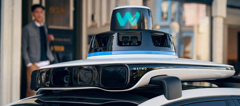 Technische Aufbauten für autonomes Fahren auf einem Auto.