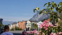 Man sieht eine Häuserfassade am Inn in Innsbruck