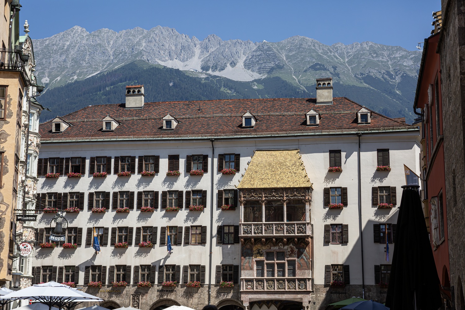 Das Bild zeigt das Goldene Dachl in Innsbruck mit der Nordkette dahinter.