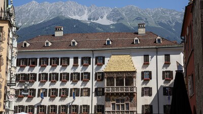 Das Bild zeigt das Goldene Dachl in Innsbruck mit der Nordkette dahinter.