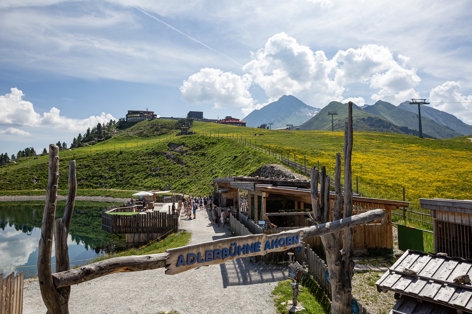 Man sieht ein Bergpanorama und ein Schild auf dem "Adlerbühne" steht.