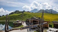 Man sieht ein Bergpanorama und ein Schild auf dem "Adlerbühne" steht.
