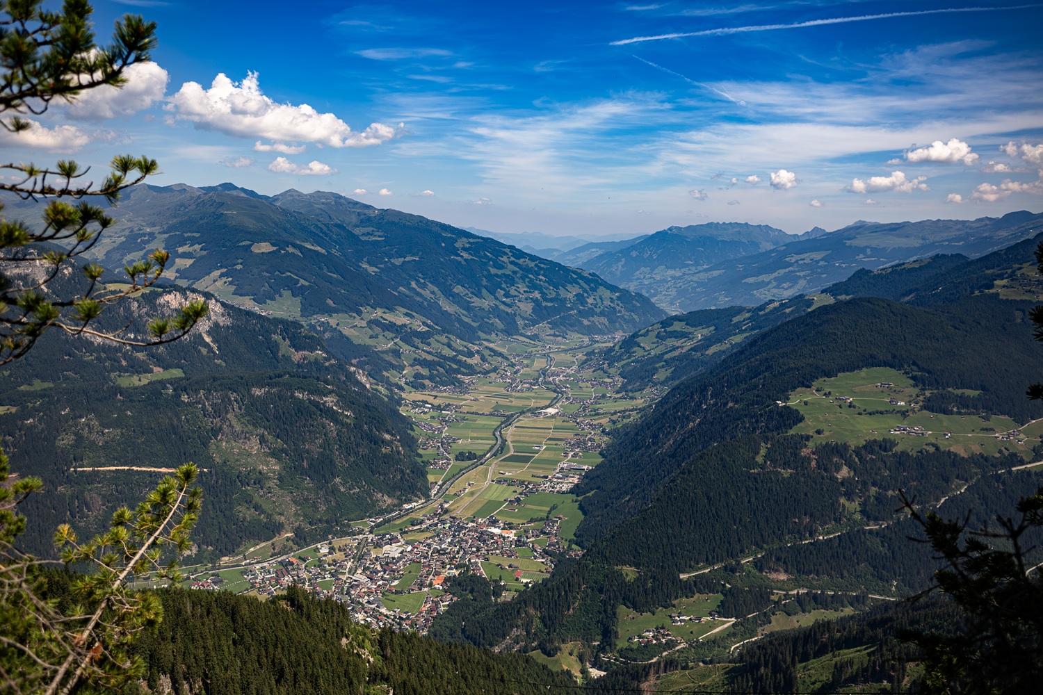 Man sieht das Zillertal von Oben.