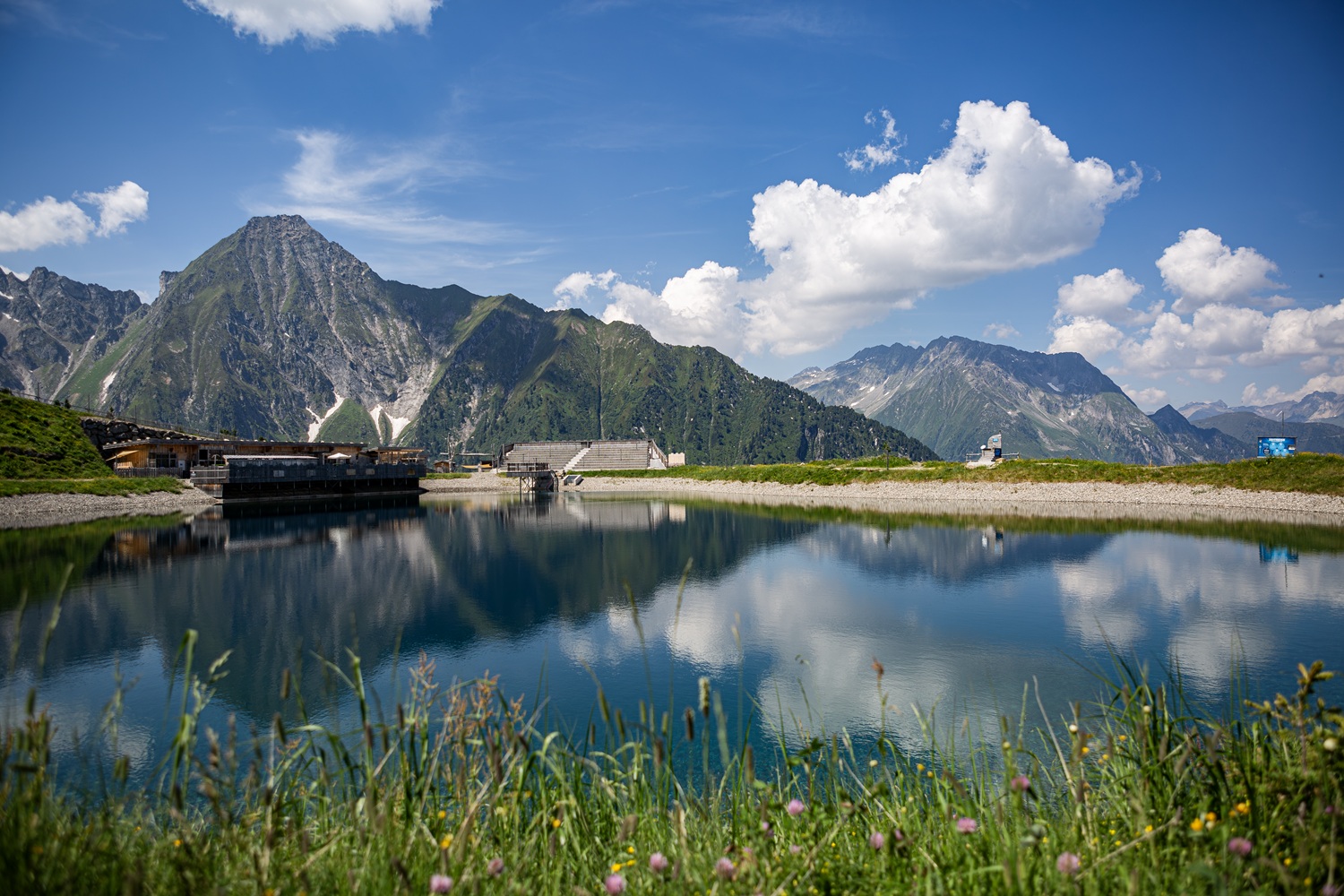 Das Bild zeigt eine Bergkette und davor einen Bergsee. 