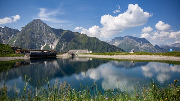 Das Bild zeigt eine Bergkette und davor einen Bergsee.