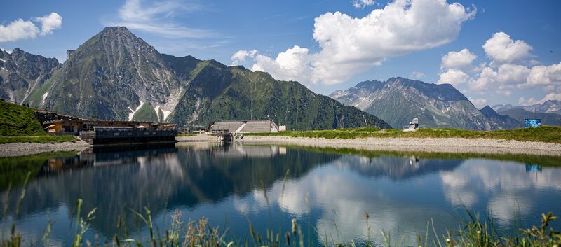 Das Bild zeigt eine Bergkette und davor einen Bergsee.