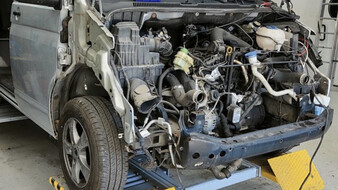 Die kaputte Front eines VW Bus nach einem Wildschaden