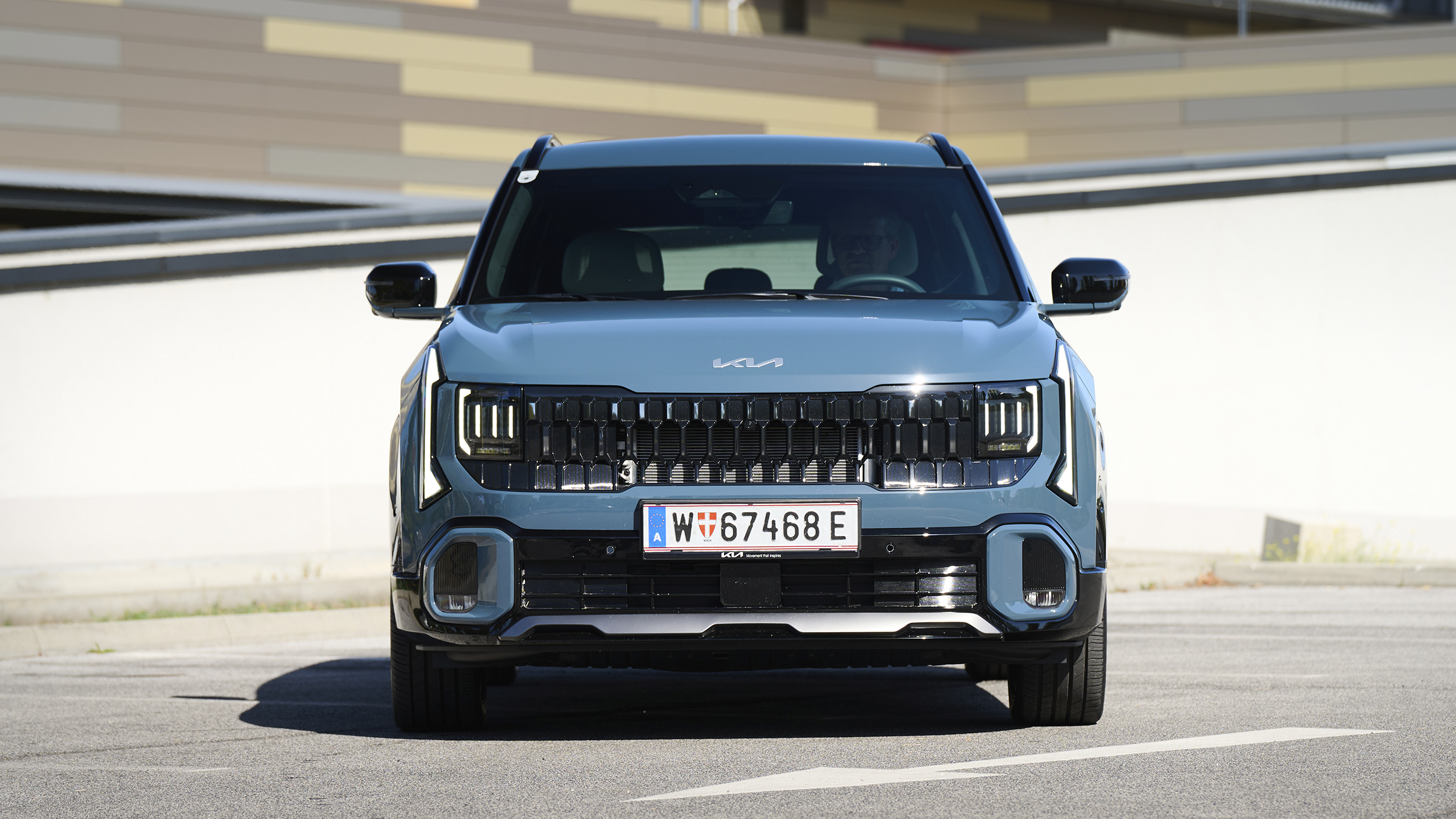 Frontalansicht eines blau lackierten Kia Seltos mit schwarzem Kühlergrill und LED-Tagfahrlicht.