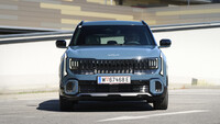 Frontalansicht eines blau lackierten Kia Seltos mit schwarzem Kühlergrill und LED-Tagfahrlicht.