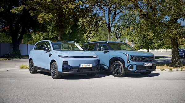 Zwei hellblaue SUV stehen nebeneinander auf einem Parkplatz; rechts ist ein Kia Seltos zu sehen, links ein Leapmotor B10.