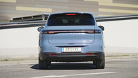 Heckansicht eines hellblauen Leapmotor B10 auf einem Parkplatz mit durchgehendem Rückleuchtenband und Leapmotor-Schriftzug.