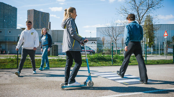 Teilnehmende am Verkehrsübungsplatz beim Überqueren eines Zebrastreifens