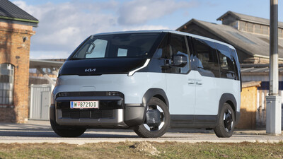 Hellblau-schwarzer Kia PV5 mit österreichischem Wiener Kennzeichen, kastenförmiger Elektro-Van in Halbfrontansicht von links schräg vorn, vor alten Ziegel- und Industriegebäuden. | Alt-Text | | ---------------------------------------------- | ------------------------------------------------------------------------------------------------------------------------------------------------------------------------------------------------------------------------------------------------------------------------------------------------------------------------------------------------ | | Aufmacher_CMS.jpg | Bildmontage aus acht Fahrzeug-Seitenansichten auf farbigen Flächen – Hochdachkombi, Van, Kompaktvans, Kombis und SUV – daneben eine vierköpfige Familie mit zwei Kindern, Bällen, Rucksack, Skateboard und drei Hartschalenkoffern. | | Dacia_Bigster-Journey_SUV_CMS-2.jpg | Dunkelblauer Dacia Bigster Journey, SUV mit Dachreling und Kunststoffbeplankung, in Halbfrontansicht von links schräg vorn vor einer Betonwand; im Hintergrund bewaldeter Hügel. | | Dacia-Striker-Hybrid-155-27_CMS-3.jpg | Hellblaugrauer Dacia Striker Hybrid 155, SUV in Halbfrontansicht von links schräg vorn, vor einer holzverschalten Hausfassade in der Dämmerung; Tagfahrlicht und Leuchtsignatur sind eingeschaltet. | | Der_neue_Skoda_Octavia_Kombi_CMS-4.jpg | Orangefarbener Škoda Octavia Combi, Kombi in Halbfrontansicht von links schräg vorn, auf einem Schotterplatz an einem See; dahinter Weinberge und ein Hügel. | | fiat-grizzly_SUV_CMS-5.jpg | Blaugrauer Fiat Grizzly, SUV in Halbfrontansicht von rechts schräg vorn, auf einem gepflasterten Platz einer italienischen Altstadt; rechts im Bild ein orangefarbenes Schwestermodell, im Hintergrund historische Arkaden. | | fiat-qubo-L_Hochdachkombi_CMS-6.jpg | Roter Fiat Qubo L, Hochdachkombi mit Schiebetür und schwarzen Seitenleisten, in Halbfrontansicht von rechts schräg vorn auf einer Uferpromenade; im Hintergrund See und schneebedeckte Berge. | | hyundai-i30-Kombi_CMS-7.jpg | Roter Hyundai i30 Kombi in vollständiger Seitenansicht von rechts, mit Dachreling und mehrspeichigen Leichtmetallfelgen, an einer Ziegelwand mit Schattenmuster geparkt. | | kia-PV5-Van_CMS-8.jpg | Hellblau-schwarzer Kia PV5 mit österreichischem Wiener Kennzeichen, kastenförmiger Elektro-Van in Halbfrontansicht von links schräg vorn, vor alten Ziegel- und Industriegebäuden. | | Leapmotor_b10-SUV_CMS-9.jpg | Weißer Leapmotor B10 mit schwarzem Dach, SUV in Halbfrontansicht von links schräg vorn, auf gepflastertem Vorplatz zwischen Olivenbäumen; im Hintergrund bewaldete Hügel. | | Modelle-mit-viel-Platz-10.jpg | Tabelle des Magazins auto touring mit dem Titel „Für Familien: Diese Modelle bieten viel Platz und sind vergleichsweise günstig“, gegliedert in Hochdachkombis, Kombis, SUV und Vans, mit Spalten zu Listenpreis, Angebotspreis, Marktwert, Kofferraumvolumen, Motorisierungen, Sieben-Sitzer-Verfügbarkeit, Anhängelast und weiteren Varianten. | | Modelle-mit-viel-Platz-11.pdf (Seite als Bild) | Tabellenübersicht „Für Familien: Diese Modelle bieten viel Platz und sind vergleichsweise günstig“ mit Preis-, Kofferraum- und Ausstattungsdaten zu Hochdachkombis, Kombis, SUV und Vans; die vollständigen Werte stehen im nebenstehenden Text. | | SEAT_Leon_ST_Kombi_CMS-12.jpg | Dunkelgrauer Seat Leon Sportstourer, Kombi in Halbfrontansicht von links schräg vorn, auf einer Betonfläche vor einer hellen, geschwungenen Gebäudewand. | | Tourneo_Courier_Hochdachkombi_CMS-13.jpg | Hellgrüner Ford Tourneo Courier mit weißem Dach, Hochdachkombi in Halbfrontansicht von links schräg vorn, auf einem Kiesplatz vor Palmen. | | Toyota_Proace_Van_CMS-14.jpg | Graugrüner Toyota Proace Verso, Van mit Schiebetür und verglaster zweiter Sitzreihe, in Halbfrontansicht von links schräg vorn auf einem Asphaltplatz; im Hintergrund Bäume und Schilf. | | VW_Touran_Van_2_CMS-15.jpg | Blauer VW Touran, Kompaktvan mit Dachreling in Halbfrontansicht von links schräg vorn, am Straßenrand vor einem modernen Wohnhaus mit Holzlamellen geparkt. |