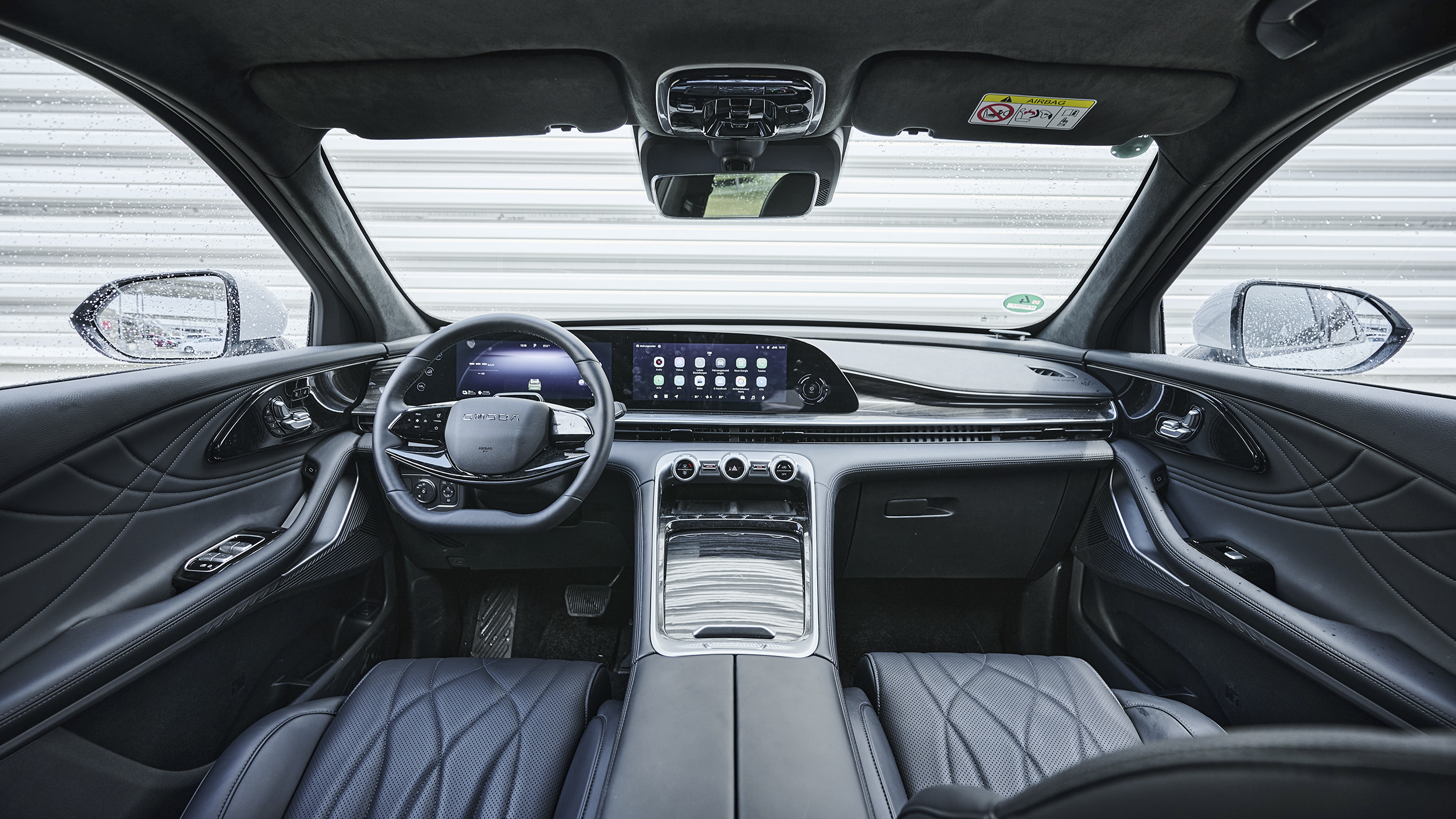 Weitwinkelansicht vom Cockpit des Omoda 9