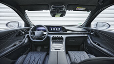 Weitwinkelansicht vom Cockpit des Omoda 9